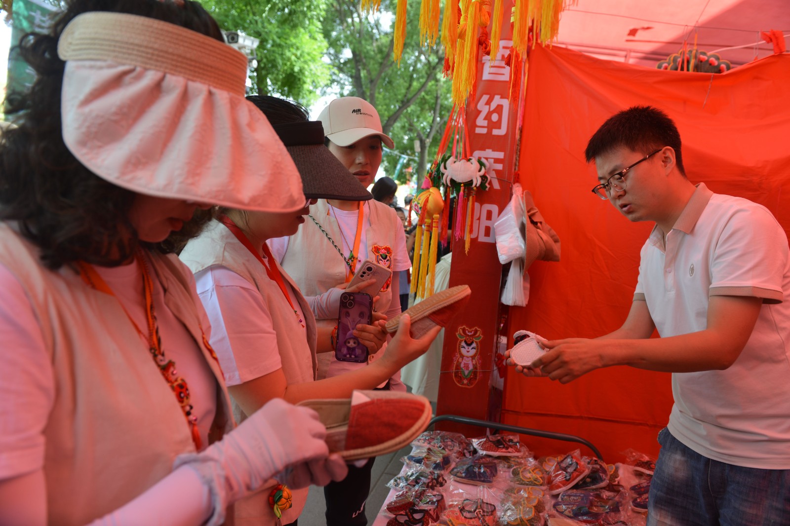 戏曲魂脉焕新彩 第十九届庆阳香包民俗文化节宁县展区惊艳亮相