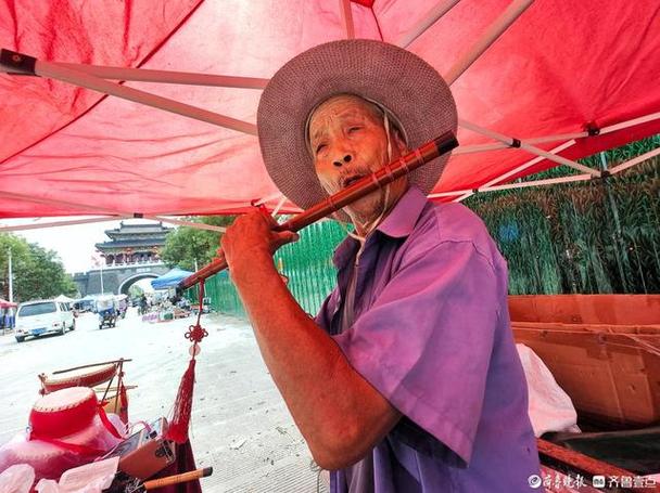 弦歌不绝 一位器乐行者的街头戏剧